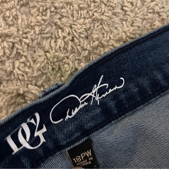 DG2 by Diane Gilman Dark Blue Cropped Jeans Petite Casual Chic Classic - Picture 2 of 5
